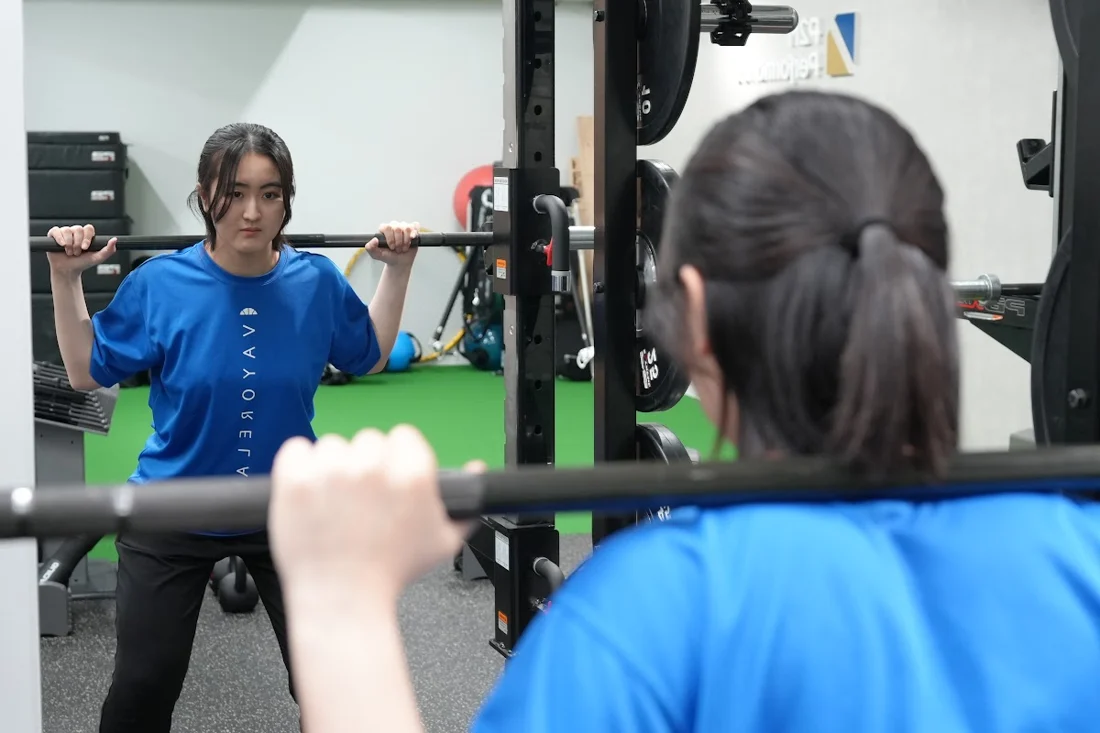 鏡でフォームを確認するトレーニング